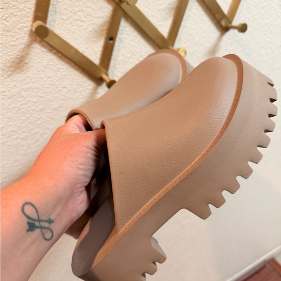 Stylish Jeffrey Campbell Tan Slip-On Clogs - Picture 4 of 7